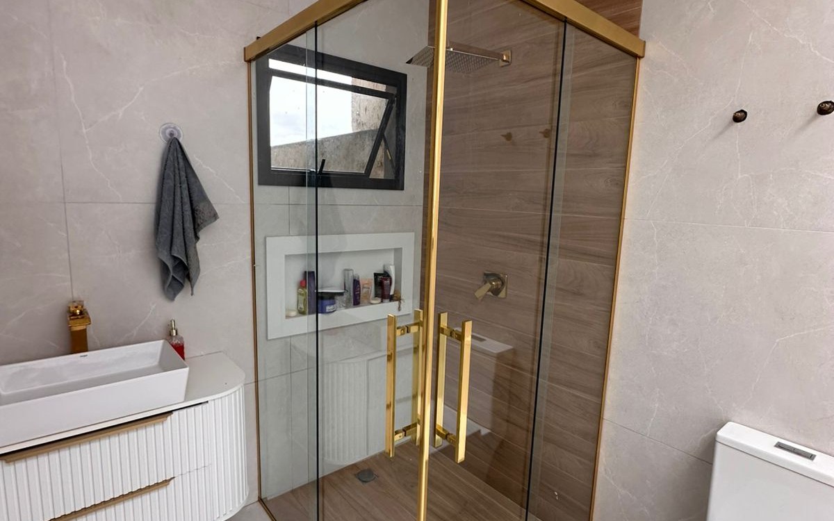 Box para banheiro sob medida com vidro temperado — Vidraçaria Leal Curitiba