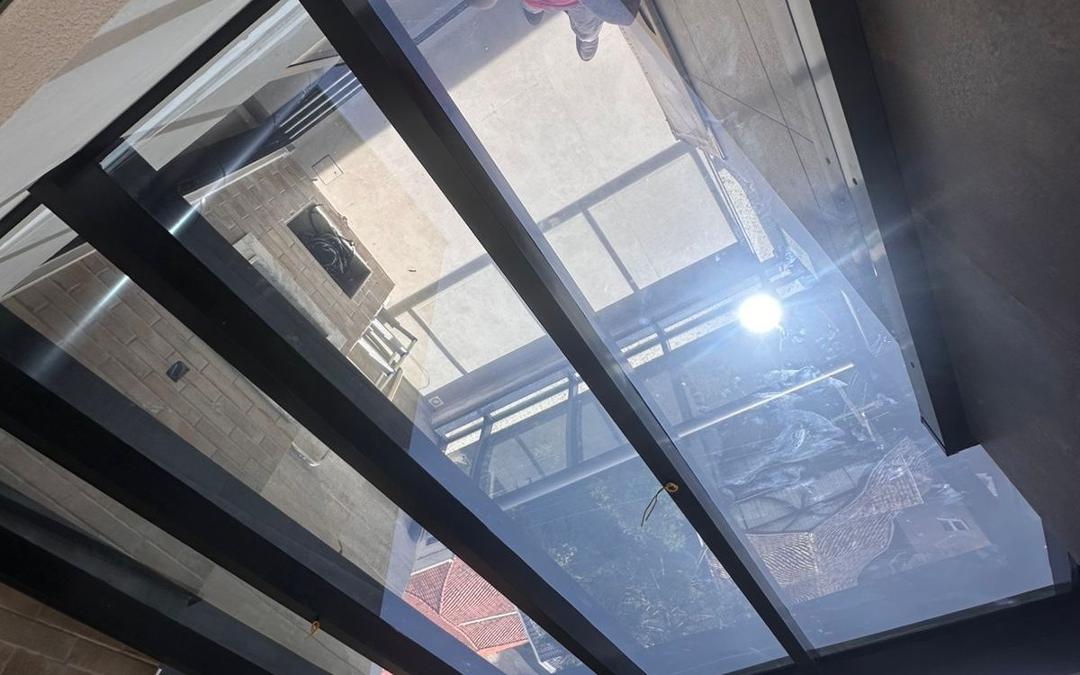 Cobertura fixa e retrátil em vidro — Vidraçaria Leal Curitiba