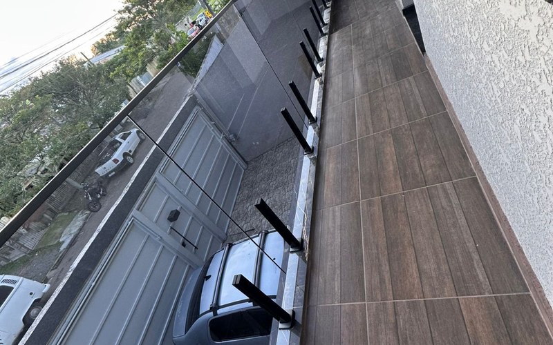 Guarda-corpos em vidro temperado para sacadas e escadas — Vidraçaria Leal Curitiba